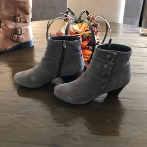 Grey ankle boots 👢